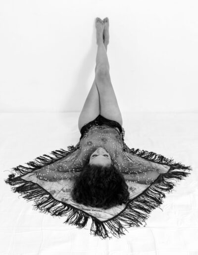 imagen-fotografo-boudoir-cuernavaca-fotografos-morelos-estudio fotografico-profesional-sesiones-blanco-negro-mujer-recostada pienasen muro-blusa transparente