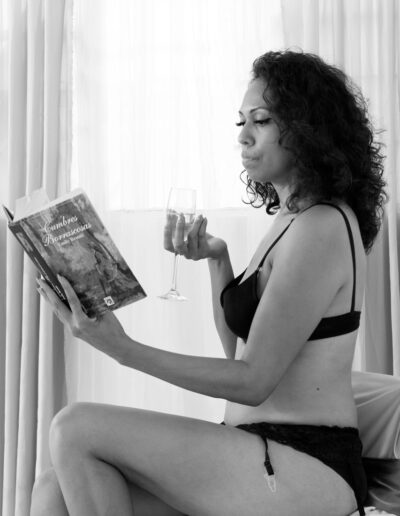 imagen-fotografo-boudoir-cuernavaca-fotografos-morelos-estudio fotografico-profesional-sesiones-blanco-negro-mujer-sentada con copa y libro-lenceria negra