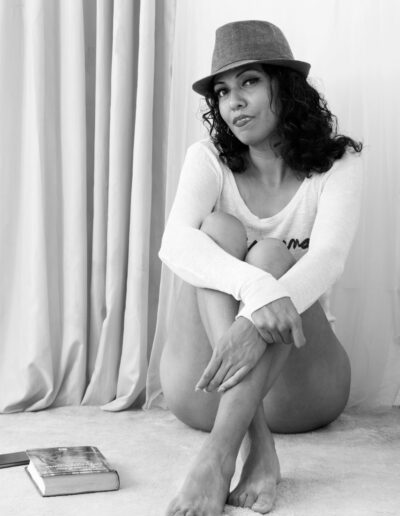 imagen-fotografo-boudoir-cuernavaca-fotografos-morelos-estudio fotografico-profesional-sesiones-blanco-negro-mujer-sentada enmuro. libro y sombrero
